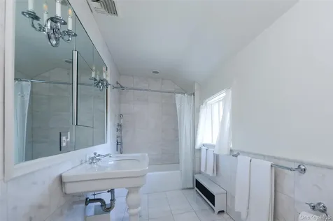 1 Pond Road Glen Cove NY 11542