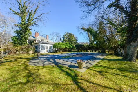 1 Pond Road Glen Cove NY 11542
