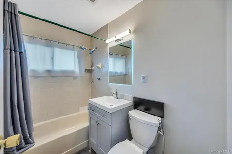 40 Blueberry Lane Hicksville NY 11801