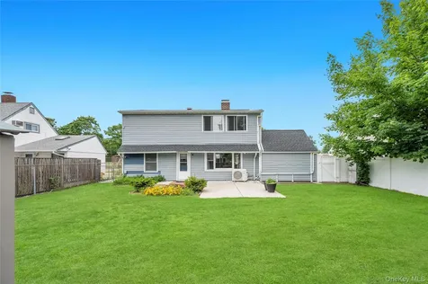 40 Blueberry Lane Hicksville NY 11801