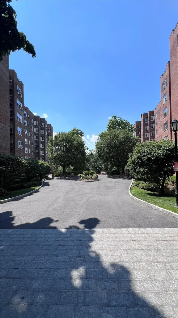 290 Collins Avenue Fleetwood NY 10552