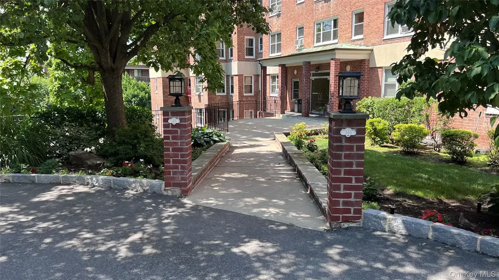 290 Collins Avenue Fleetwood NY 10552