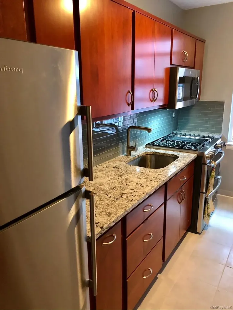 290 Collins Avenue Fleetwood NY 10552