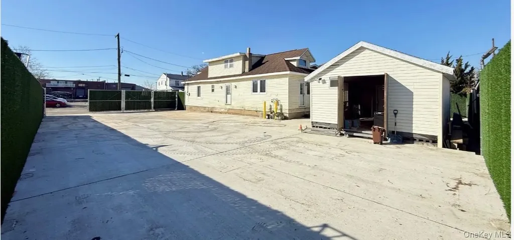 10 3rd Street Rosedale NY 11422