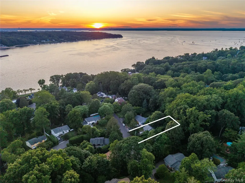 21 Woodridge Lane Sea Cliff NY 11579