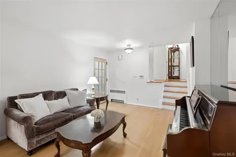 21 Woodridge Lane Sea Cliff NY 11579