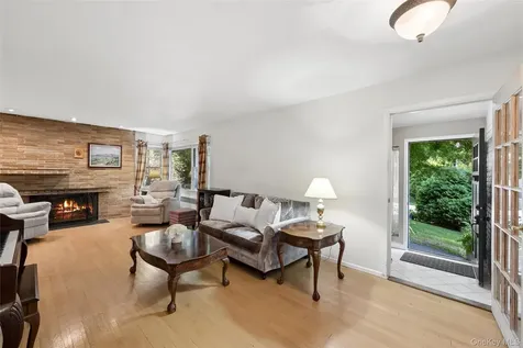 21 Woodridge Lane Sea Cliff NY 11579