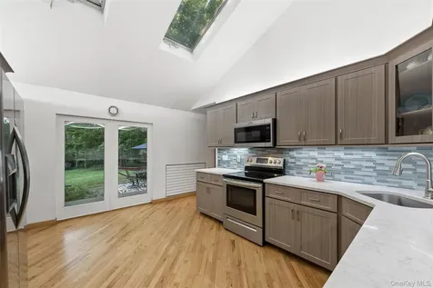 21 Woodridge Lane Sea Cliff NY 11579