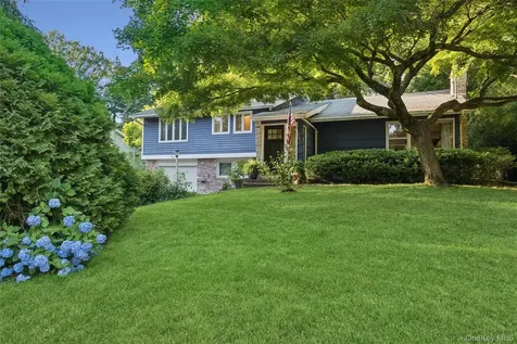 21 Woodridge Lane Sea Cliff NY 11579