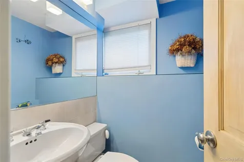 21 Woodridge Lane Sea Cliff NY 11579