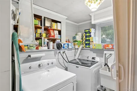 21 Woodridge Lane Sea Cliff NY 11579