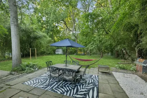 21 Woodridge Lane Sea Cliff NY 11579