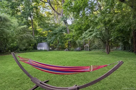 21 Woodridge Lane Sea Cliff NY 11579
