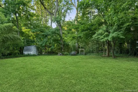 21 Woodridge Lane Sea Cliff NY 11579