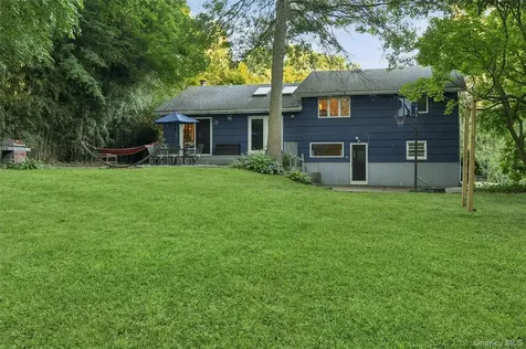 21 Woodridge Lane Sea Cliff NY 11579