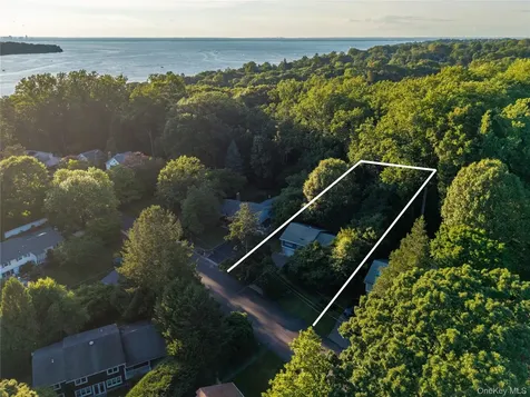 21 Woodridge Lane Sea Cliff NY 11579