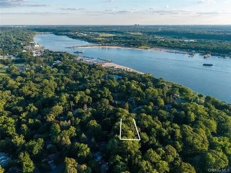 21 Woodridge Lane Sea Cliff NY 11579