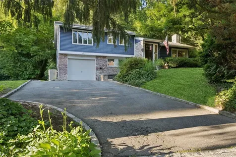 21 Woodridge Lane Sea Cliff NY 11579