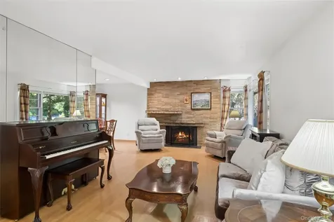 21 Woodridge Lane Sea Cliff NY 11579
