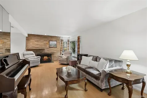 21 Woodridge Lane Sea Cliff NY 11579