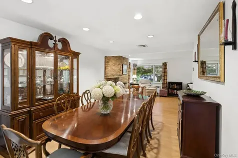 21 Woodridge Lane Sea Cliff NY 11579