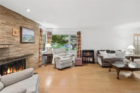 21 Woodridge Lane Sea Cliff NY 11579