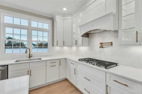 76 Wyoming Court Syosset NY 11791