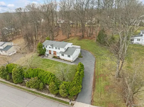 20 Algonquin Circle Airmont NY 10952