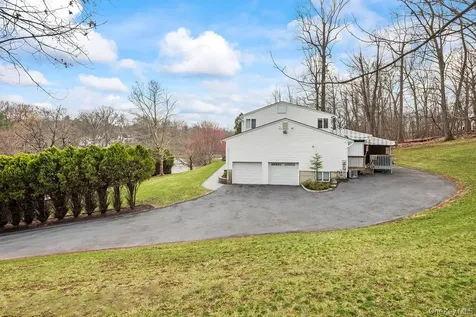20 Algonquin Circle Airmont NY 10952