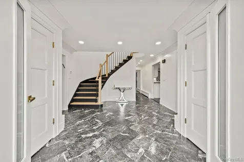 20 Algonquin Circle Airmont NY 10952