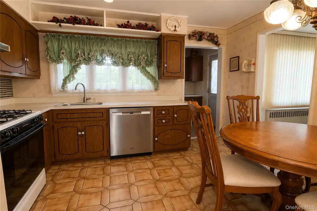 1108 Mcdonald Avenue Wantagh NY 11793