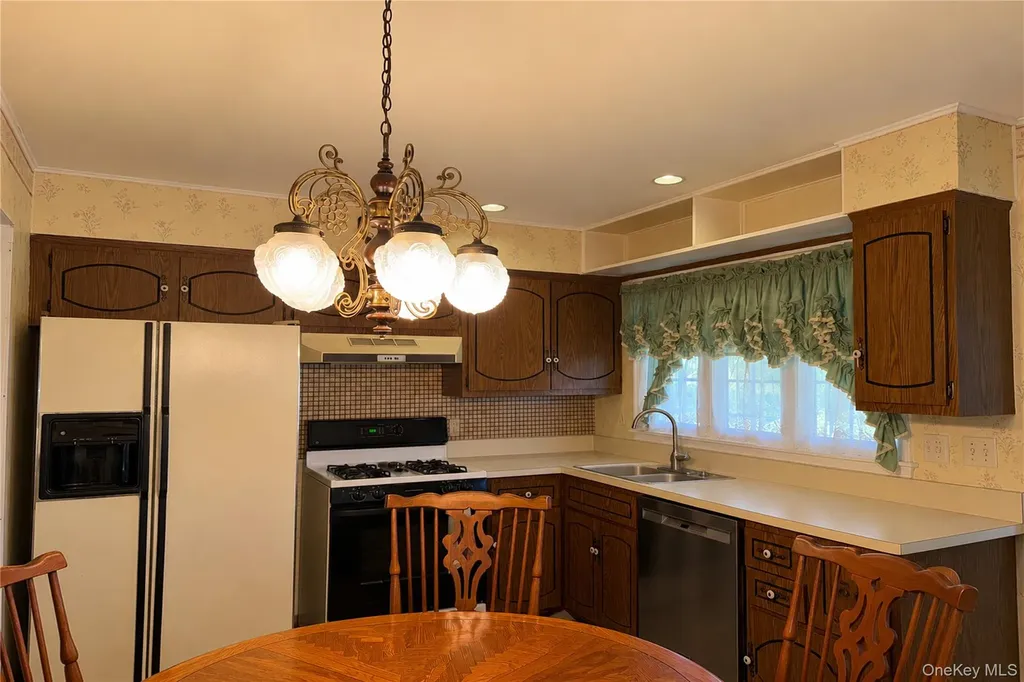 1108 Mcdonald Avenue Wantagh NY 11793