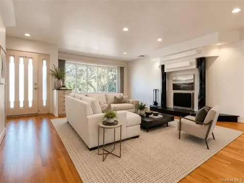 5 Eaton Road Syosset NY 11791