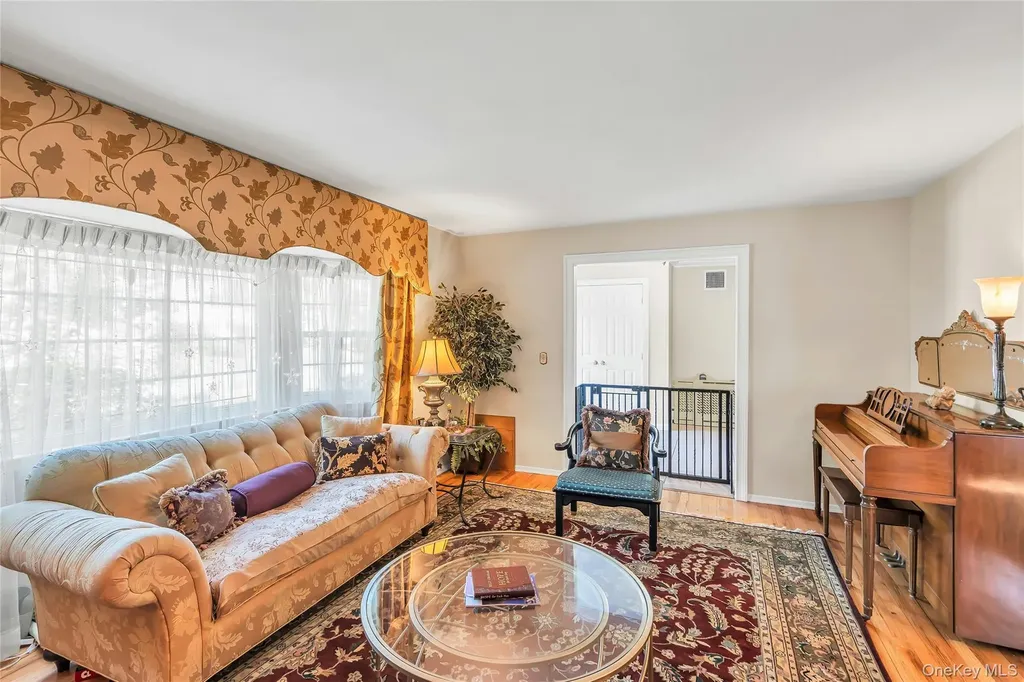 18 Ron Court Commack NY 11725