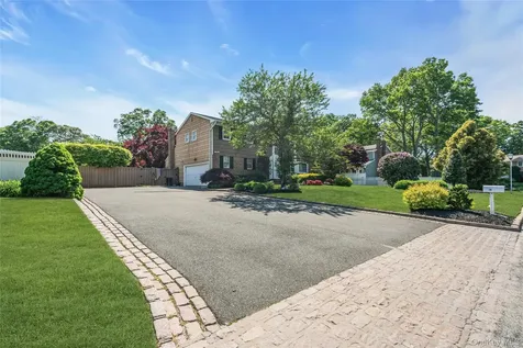 18 Ron Court Commack NY 11725