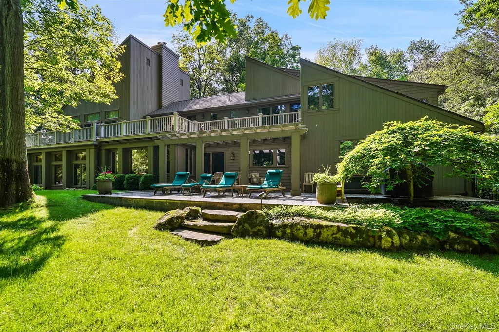 17 Eastwoods Road Pound Ridge NY 10576