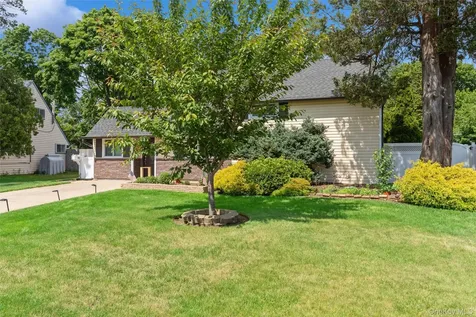 83 Brittle Lane Hicksville NY 11801
