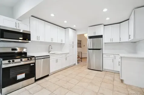72 Winthrop Road Plainview NY 11803