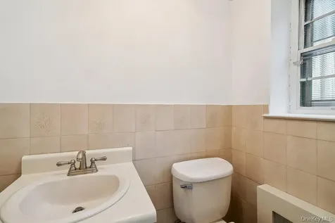 72 Winthrop Road Plainview NY 11803