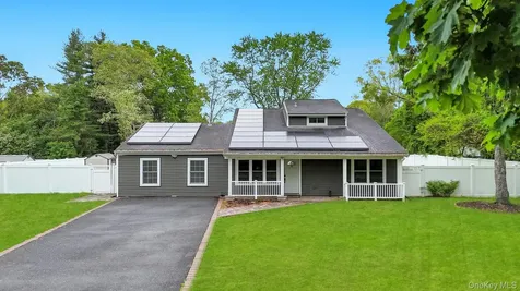 4 Hale Lane Coram NY 11727