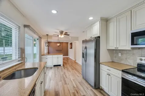 4 Hale Lane Coram NY 11727