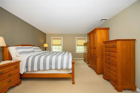 5 Rolling Green Lane Wappingers Falls NY 12590