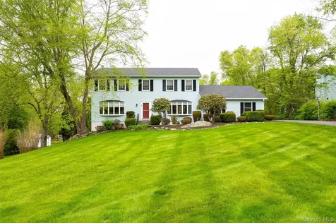 5 Rolling Green Lane Wappingers Falls NY 12590