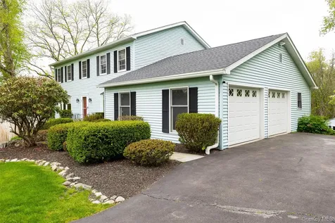 5 Rolling Green Lane Wappingers Falls NY 12590