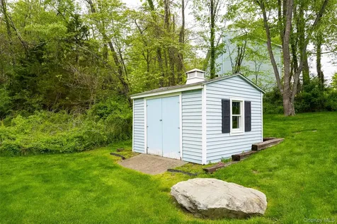 5 Rolling Green Lane Wappingers Falls NY 12590