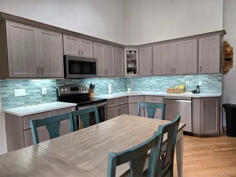 21 Woodridge Lane Sea Cliff NY 11579