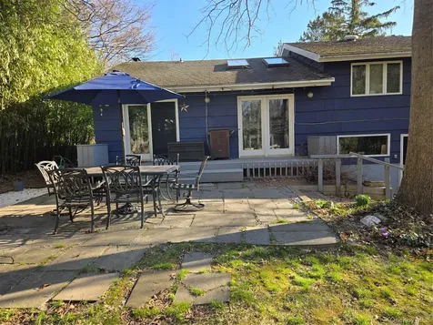 21 Woodridge Lane Sea Cliff NY 11579