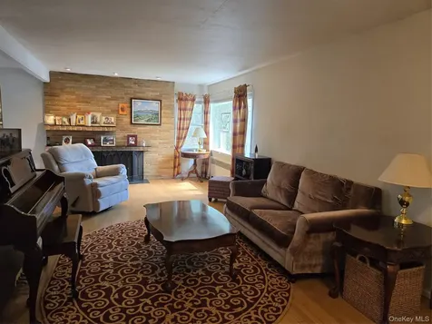 21 Woodridge Lane Sea Cliff NY 11579