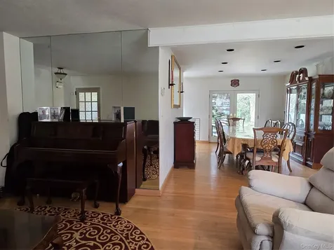 21 Woodridge Lane Sea Cliff NY 11579