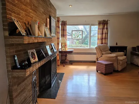 21 Woodridge Lane Sea Cliff NY 11579